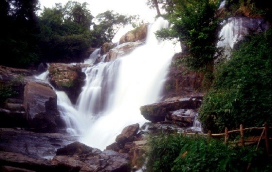 ワッチラターン滝へご案内